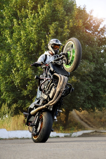 Stunt-Darsteller macht Motorrad-Tricks