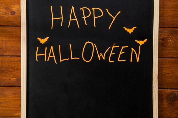 Stylized Happy Halloween schriftlich auf Tafel