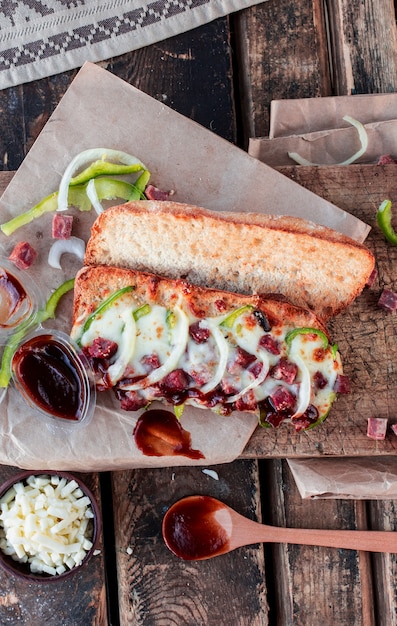 Sucuk ekmek, Wurstsandwich mit Huhn und Mischnahrungsmitteln