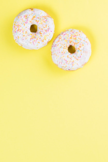 Süß glasierte Donuts mit bunten Streuseln verziert