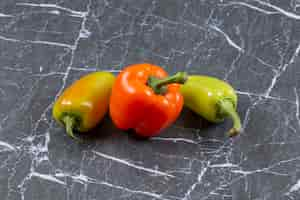 Kostenloses Foto süß- und chilischoten auf marmor.