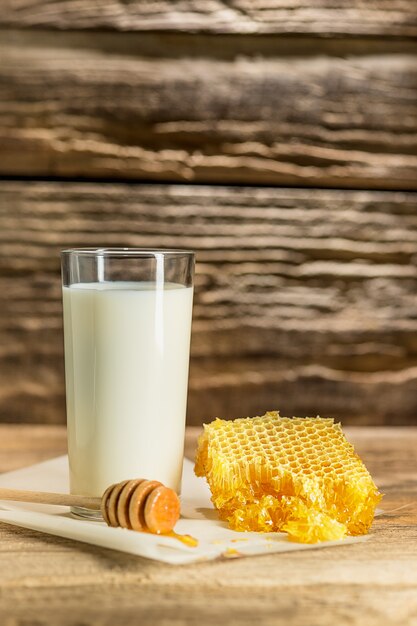 Süße Bienenwabe auf Holztisch