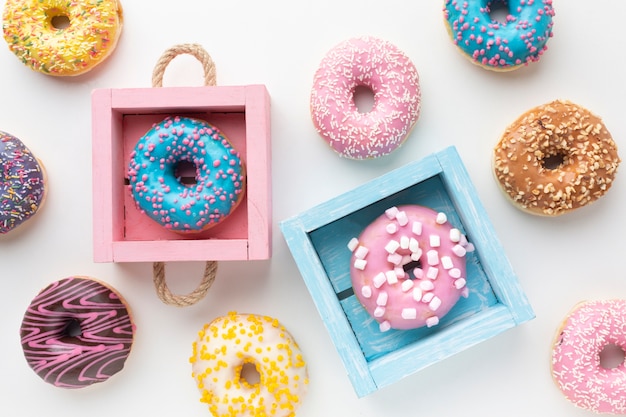 Kostenloses Foto süße donuts in bunten schachteln