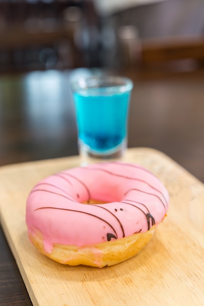 Kostenloses Foto süße donuts mit erdbeere