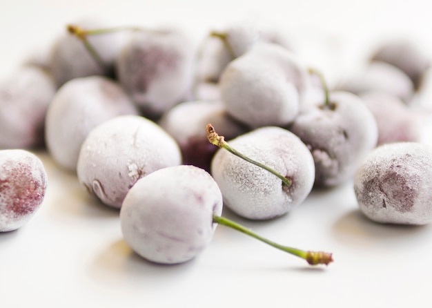 Kostenloses Foto süße dunkle und fleischige beeren bedeckt mit reif