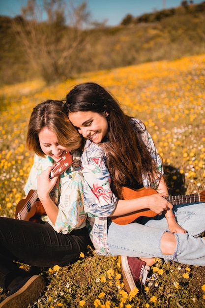 Kostenloses Foto süße frauen mit ukulelen