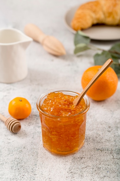 Kostenloses Foto süße hausgemachte natürliche mandarinenmarmelade
