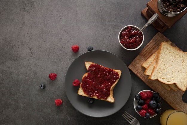 Süße hausgemachte natürliche Marmelade auf Scheibe Brot