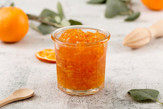 Süße hausgemachte natürliche Orangenmarmelade in einem Glas