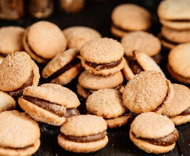 Süße Kekse mit Praline auf dem Tisch