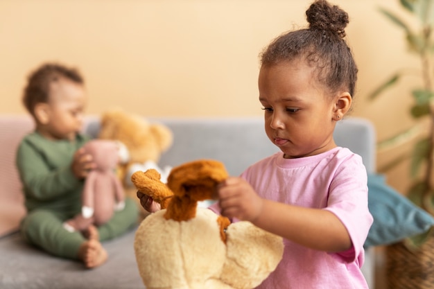 Kostenloses Foto süße kinder mit stofftieren