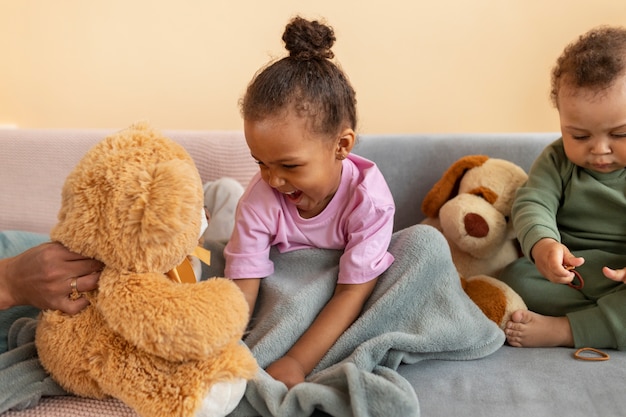 Kostenloses Foto süße kinder mit stofftieren