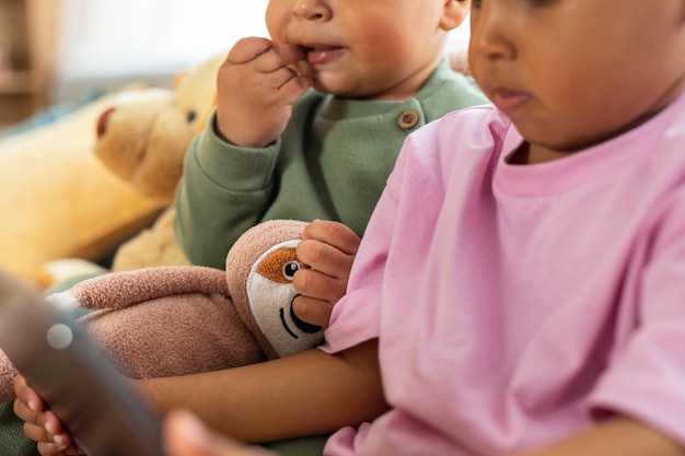 Kostenloses Foto süße kinder mit stofftieren