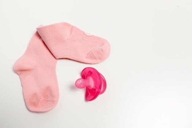 Süße Kindersocken isoliert auf weißem Hintergrund