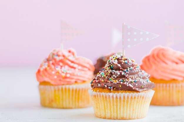 Süße kleine Kuchen mit kleinen Fahnen