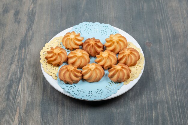 Süße köstliche gebräunte Shortbread-Kekse in einem weißen Teller