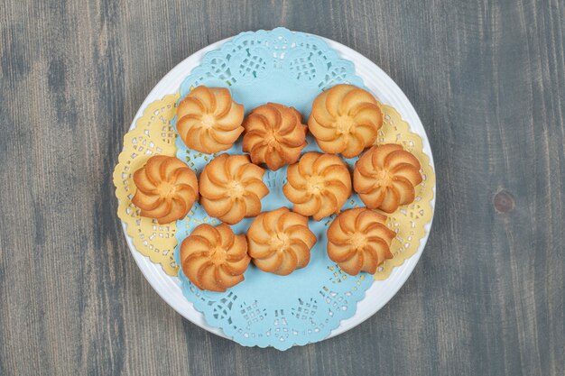 Süße köstliche gebräunte Shortbread-Kekse in einem weißen Teller