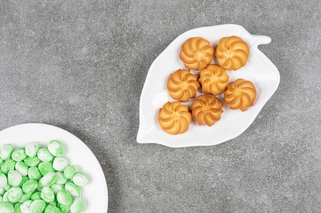 Süße köstliche gebräunte Shortbread-Kekse mit grünen Bonbons