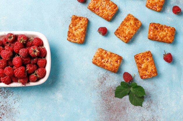 Süße köstliche Himbeermarmeladenplätzchen mit reifen Himbeeren, Draufsicht