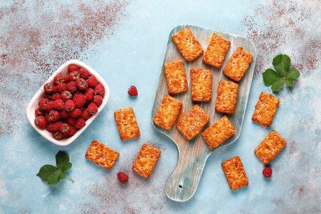 Süße köstliche Himbeermarmeladenplätzchen mit reifen Himbeeren, Draufsicht