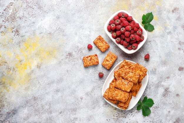 Süße köstliche Himbeermarmeladenplätzchen mit reifen Himbeeren, Draufsicht