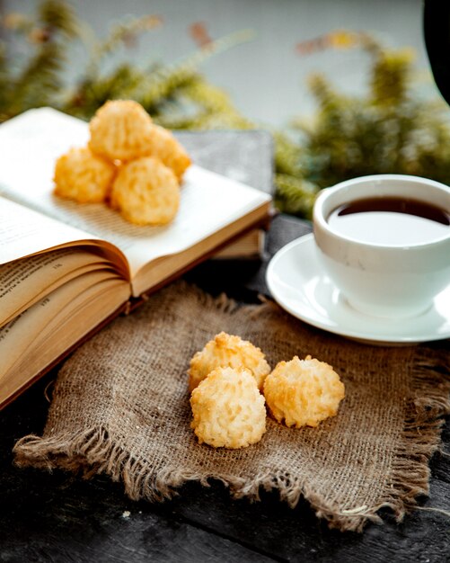 Süße Kokosnussbällchen und eine Tasse Tee