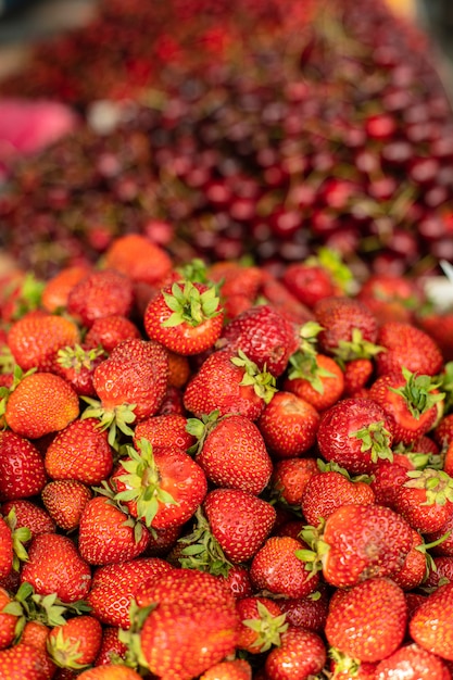 Süße, leckere und frische Erdbeeren, die in Holzkisten im Laden liegen