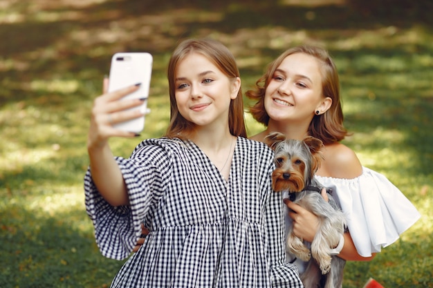 süße Mädchen in einem Park spielen mit kleinen Hund