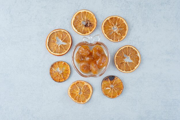 Süße Marmelade mit getrockneter Orange auf weißem Hintergrund. Hochwertiges Foto