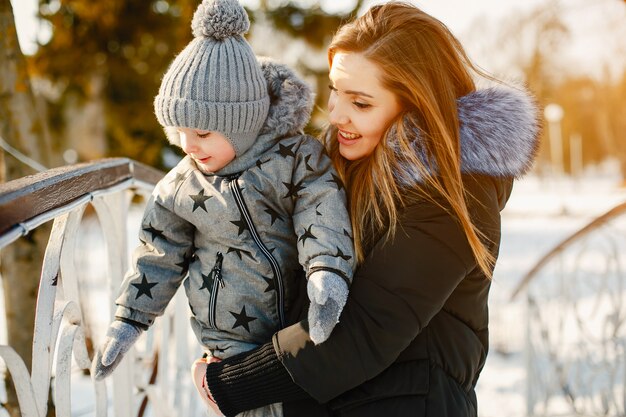 Süße Mutter mit kleinem Sohn