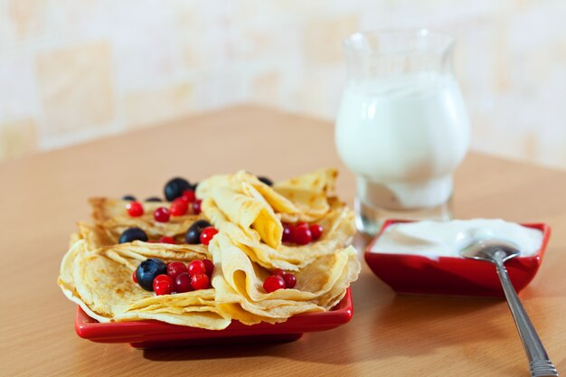 süße Pfannkuchen mit Beeren und Milchprodukten