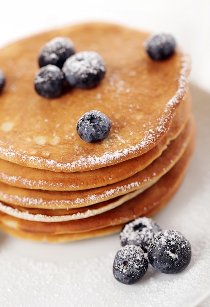 Süße Pfannkuchen mit Beeren