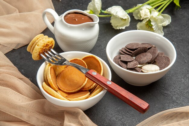 süße Pfannkuchen mit Schokoladenkeksen auf Dunkelheit