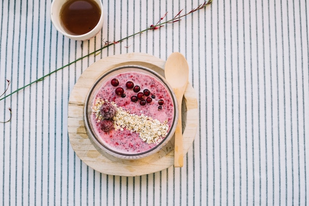 Kostenloses Foto süße sahnige beeren dessert