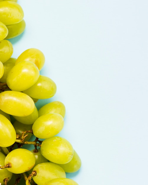 Süße Traubenbeeren auf blauem Hintergrund