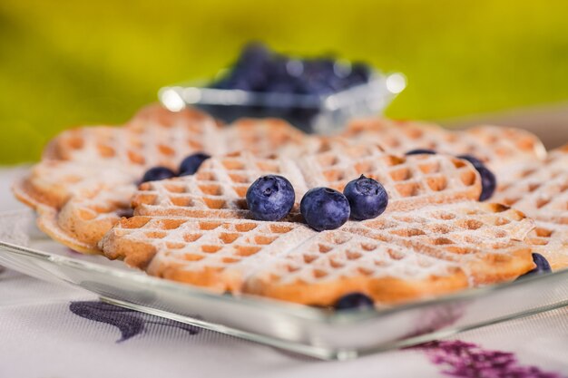 Süße Waffeln zum Frühstück auf Holztisch