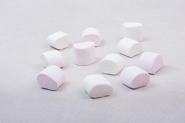 Süße weiße Marshmallows auf weißem Tisch.