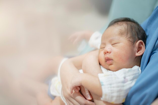 Süßer Babyjunge schläft mit süßem Traum und friedlichem, weißem, weichem Bett