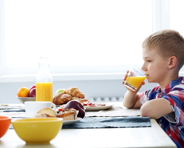 Süsser Boy mit einem Glas Saft