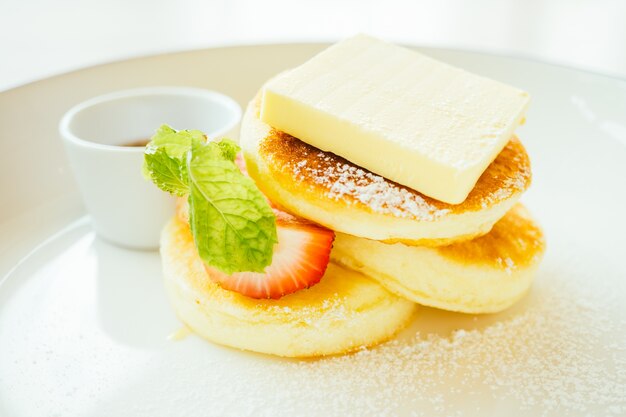 Süßer Dessertpfannkuchen mit Butter und Erdbeere