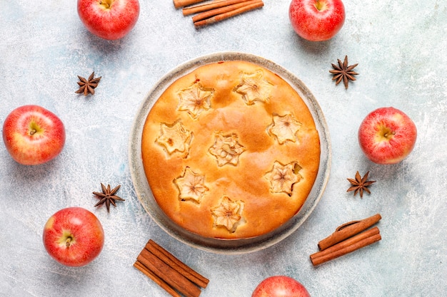 Süßer hausgemachter Apfelkuchen mit Zimt.