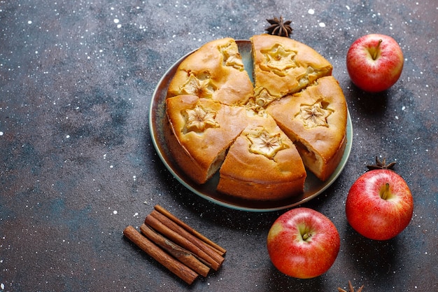 Süßer hausgemachter Apfelkuchen mit Zimt.