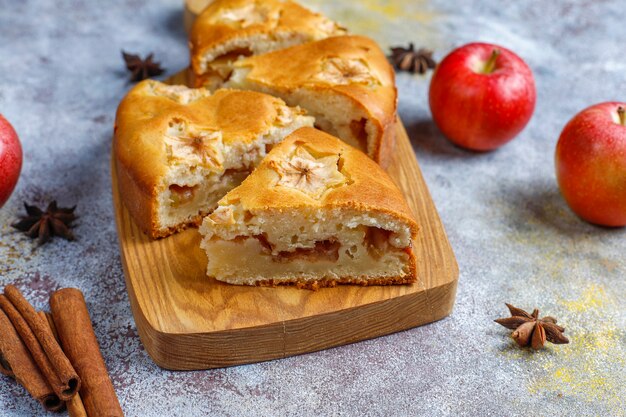 Süßer hausgemachter Apfelkuchen mit Zimt.