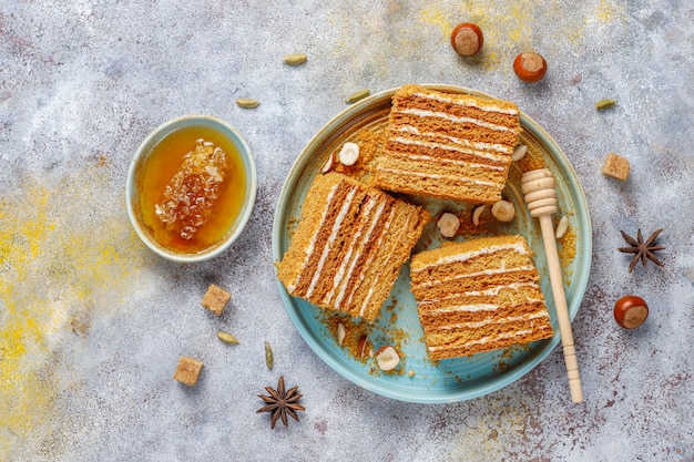 Süßer hausgemachter geschichteter Honigkuchen mit Gewürzen und Nüssen.