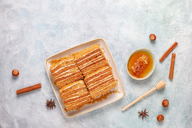 Süßer hausgemachter geschichteter Honigkuchen mit Gewürzen und Nüssen.