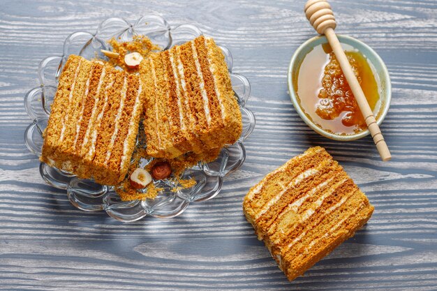 Süßer hausgemachter geschichteter Honigkuchen mit Gewürzen und Nüssen.