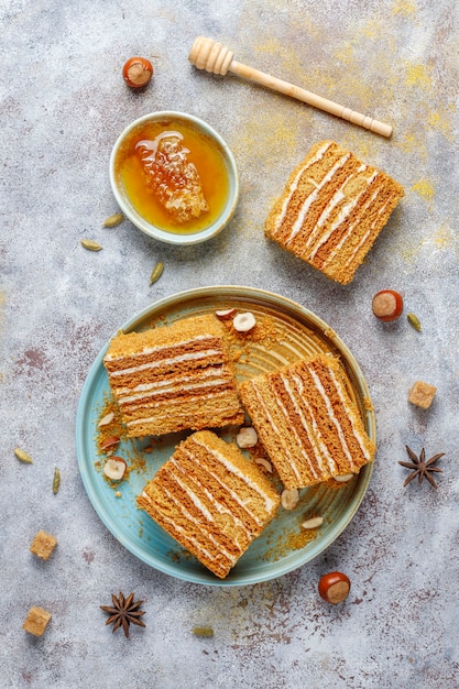 Süßer hausgemachter geschichteter Honigkuchen mit Gewürzen und Nüssen.