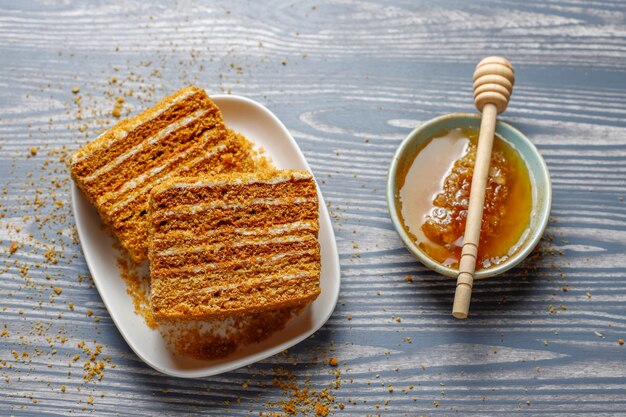Süßer hausgemachter geschichteter Honigkuchen mit Gewürzen und Nüssen.