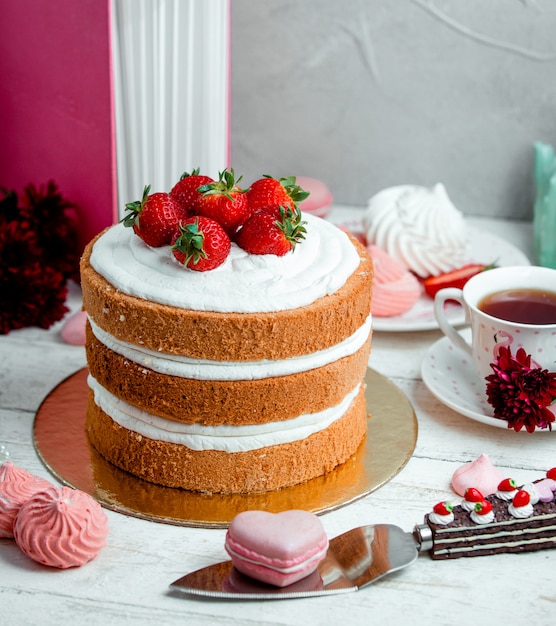 Süßer Honigkuchen mit Erdbeeren