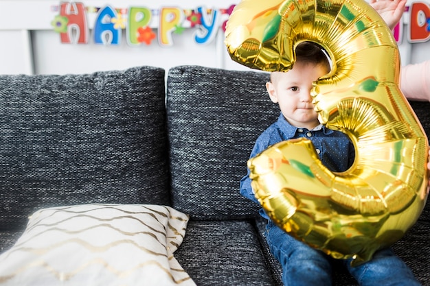 Kostenloses Foto süßer junge mit ballon